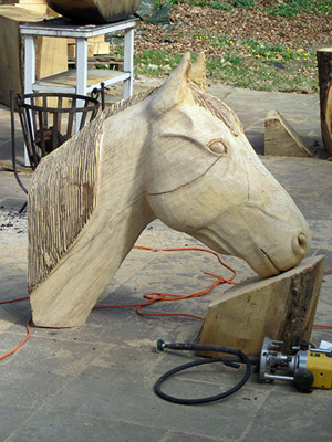 mehrere Skulpturen aus Holz in Arbeit im Studio von Harry Leurink