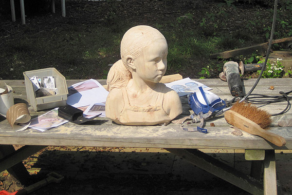 mehrere Skulpturen aus Holz in Arbeit im Studio von Harry Leurink
