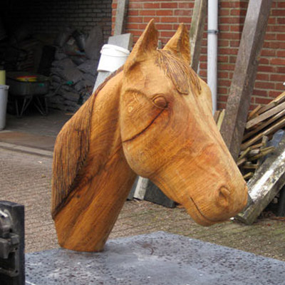 Holzskulpturen von Tieree Bildhauerei der Tiere