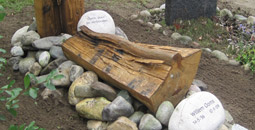 Grabdenkmäler, Grabsteine ​und Denkmäler aus Massivholz | Beispiele anzeigen