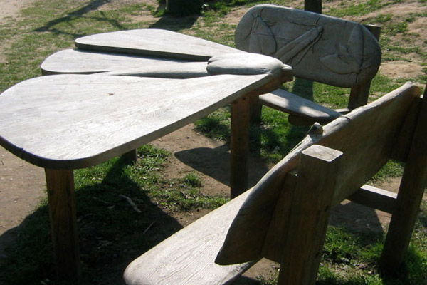 monumental park and garden-furniture carved and sculpted by woodcarver