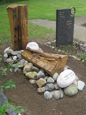 gedenktekens, grafstenen, zerken, monumenten van massief, natuurlijk eikenhout uit Nederlandse bossen op Belgische natuurstenen sokkels