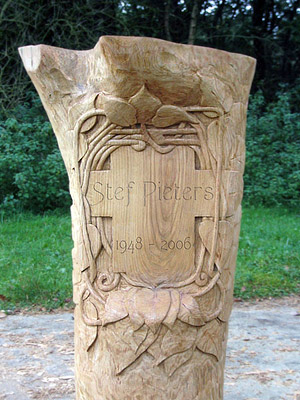 gedenktekens, grafstenen, zerken, monumenten van massief, natuurlijk eikenhout uit Europese bossen op Europese natuurstenen sokkels