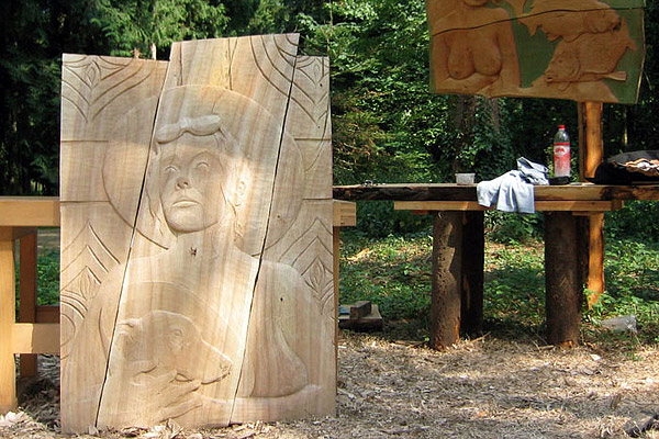 diverse houten beelden in wording bij het bosatelier van Harry Leurink
