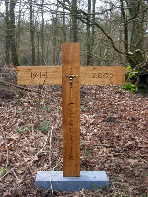 massieve  grafkruizen van hout, handgemaakt, met inscripties en ieder kruis is uniek