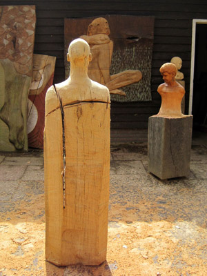 meerdere houten borstbeelden bij atelier Harry Leurink