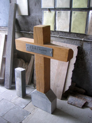 坚实的手工木制十字架